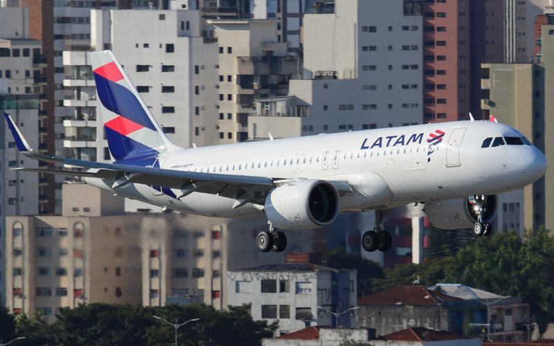 A320neo da Latam em São Paulo, aeronave produzida pela Airbus reduz a emissão de poluentes - Guilherme Amancio