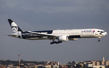Boeing 777-300ER instantes antes do pouso no aeroporto de Guarulhos, em São Paulo - Guilherme Amancio