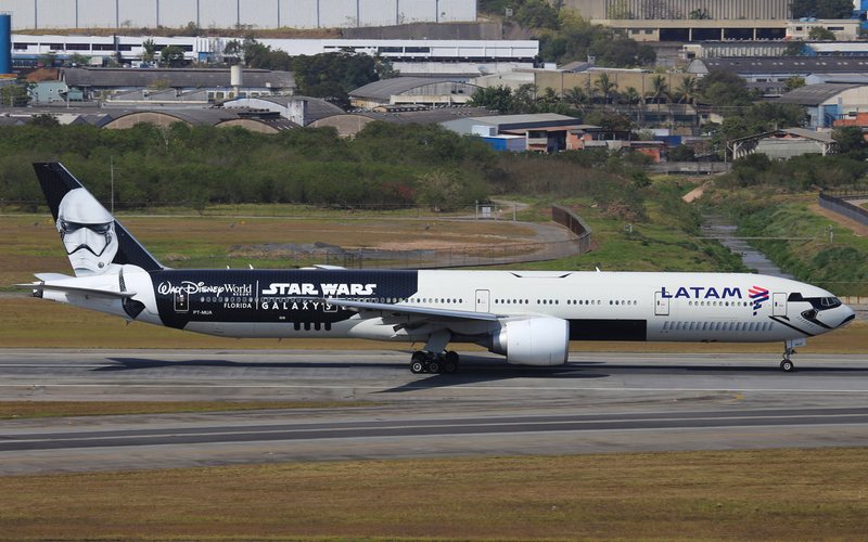 Boeing 777-300ER com pintura Star Wars no aeroporto de Guarulhos, em São Paulo - Guilherme Amancio