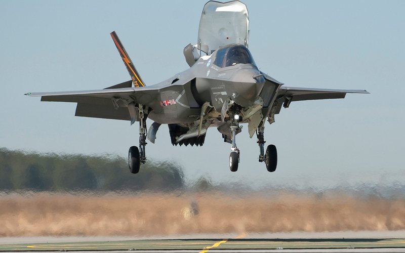 Além do Reino Unido, os Estados Unidos e a Itália operam o furtivo F-35B - Lockheed Martin