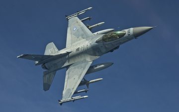 Imagem Caça F-16 da Grécia sofre acidente, piloto consegue ejetar em segurança