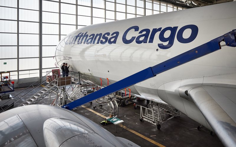 Boeing 777-200F matrícula D-ALFA foi a primeira aeronave da Lufthansa Cargo a receber a película - Divulgação