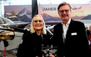 A piloto Margrit Waltz e o CEO da Divisão de Aeronaves da Daher, Nicolas Chabbert, - Daher