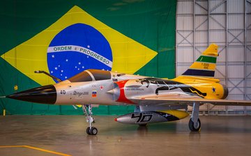 FAB pintou um dos Mirage III em homenagem ao tricampeão de Fórmula 1, Ayrton Senna