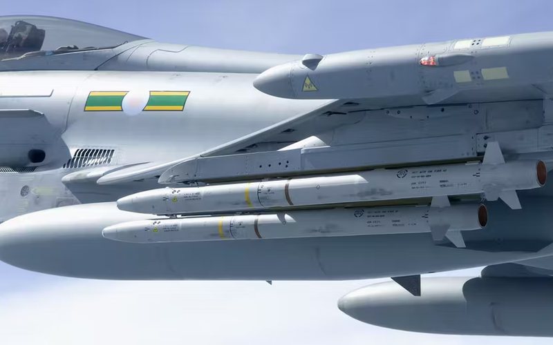 Los cazas Eurofighter son la columna vertebral de la defensa aérea británica junto con los furtivos F-35 - RAF