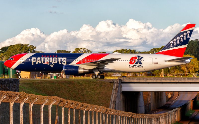 O Boeing 767-300ER (N36NE) é utilizado pela equipe New England Patriots durante a temporada da NFL nos descolamentos dentro dos Estados Unidos - Foto: Gabriel Benevides