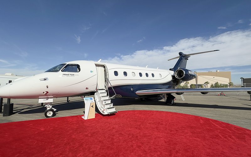 Fabricante brasileiro reforça participação no mercado de aviação executiva com exposição de dois de seus principais jatos no evento - AERO Magazine/Edmundo Ubiratan