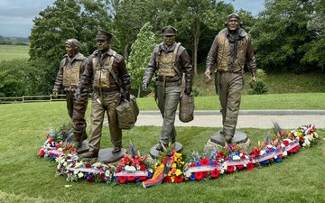 Esculturas de bronze homenageiam veteranos da Segunda Guerra e fortalecem laços entre EUA e França - American Airlines
