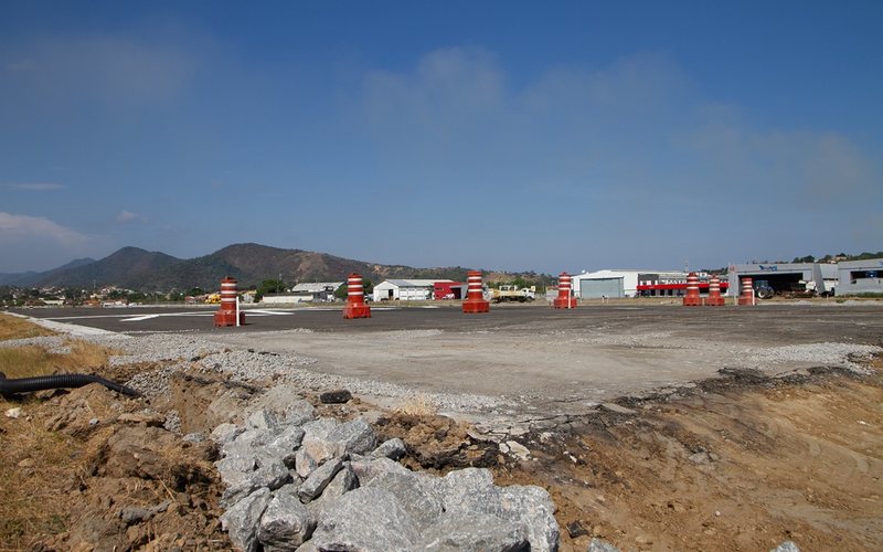 Revestimento com óxido de grafeno promete maior resistência à pista do aeroporto, que passa por obras de ampliação e modernização - Codemar/Leonardo Fonseca