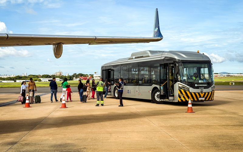 O ônibus elétrico D9W, que elimina degraus, facilita o acesso para pessoas com mobilidade reduzida - CCR Aeroportos