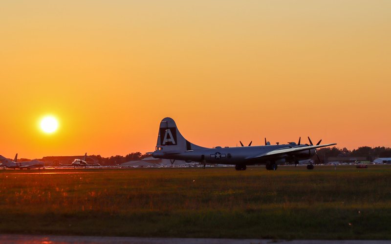 O AirVenture, registrou outro recorde, com 16.780 operações aéreas entre 18 e 28 de julho último - Taylor e Cindi Peeff