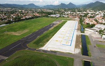 Avião da Azul ultrapassa limite da pista ao pousar em aeroporto de Salvador