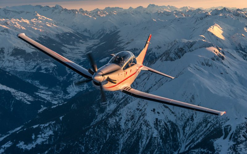 O PC-7 MKX inclui painéis interativos e gestão avançada de treinamento, elevando o padrão do ensino de pilotos - Pilatus Aircraft/Divulgação