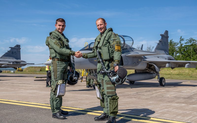 Desde 2014, 17 pilotos da FAB realizam o curso de formação no Gripen na Suécia - SAAB