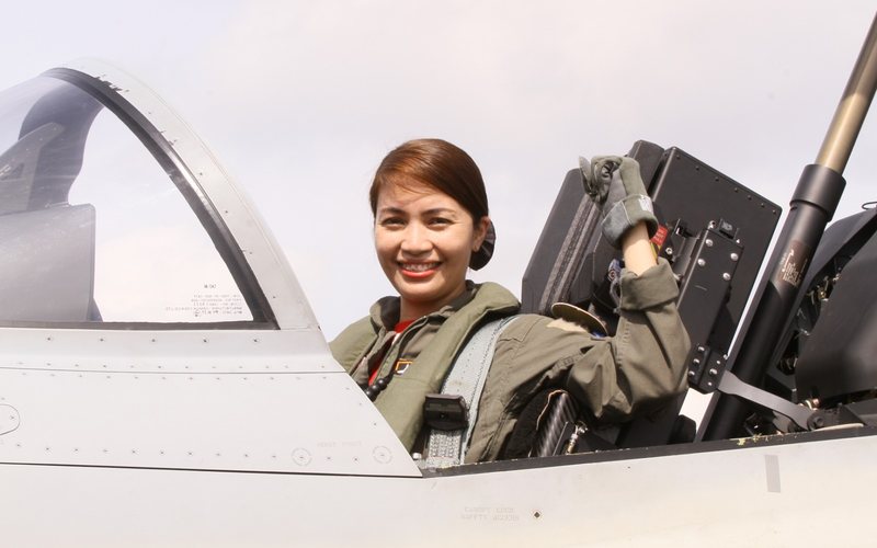 Tenente Jul Laiza também está se qualificando para pilotar o principal caça das Filipinas - Força Aérea das Filipinas