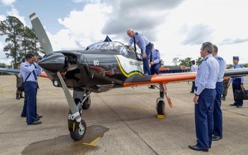 O primeiro T-25 Neiva modernizado da FAB agora conta com equipamentos de última geração para garantir a formação das próximas turmas de aviadores - Sargento Müller Marin/FAB