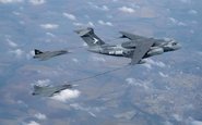 KC-390 e Gripen E durante ensaios de certificação de reabastecimento em voo no Brasil - Embraer