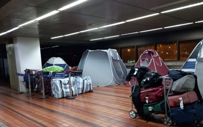 Sem apoio do Estado refugiados voltam a viver em condições precárias nas áreas comuns do aeroporto de Guarulhos - Organização de Resgate de Refugiados Afegãos (ARRO)