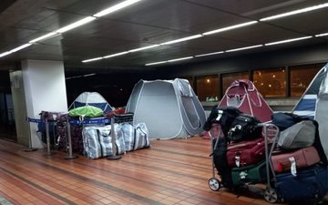 Sem apoio do Estado refugiados voltam a viver em condições precárias nas áreas comuns do aeroporto de Guarulhos - Organização de Resgate de Refugiados Afegãos (ARRO)