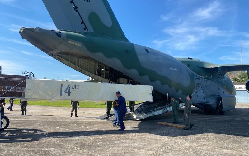 Réplica do 14-Bis foi transportada do Musal, no Rio de Janeiro, para a base aérea de Brasília - FAB