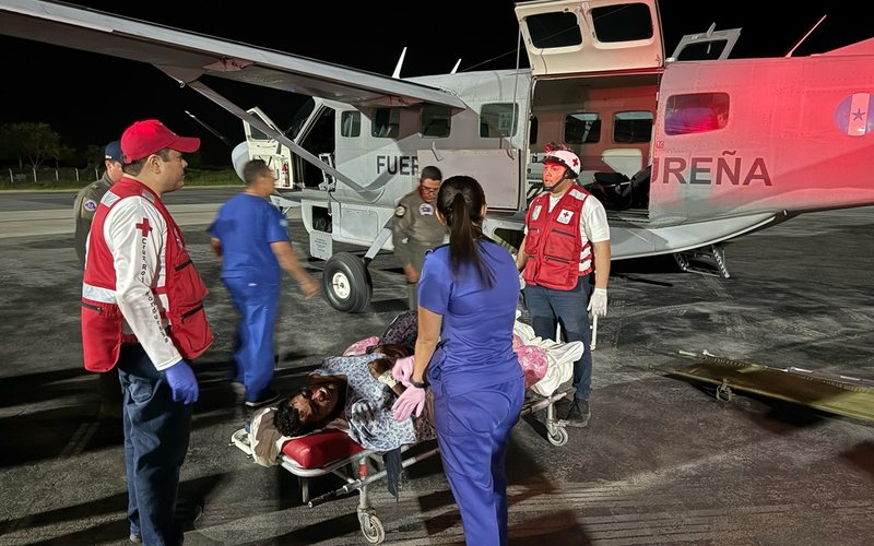 Seis pessoas foram resgatadas com vida da aeronave e levadas a um hospital - X/Fuerzas Armadas de Honduras