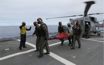 Imagem Helicóptero da Marinha resgata tripulante de navio pesqueiro espanhol