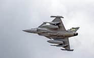 Com cargas externas, Gripen enfrenta testes de desempenho em Anápolis