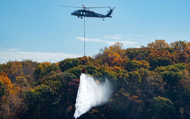 Sistema autônomo desenvolvido pela Sikorsky e Rain identificou o local e o tamanho das chamas, extinguindo o fogo com precisão - Divulgação