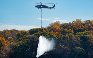 Sistema autônomo desenvolvido pela Sikorsky e Rain identificou o local e o tamanho das chamas, extinguindo o fogo com precisão - Divulgação