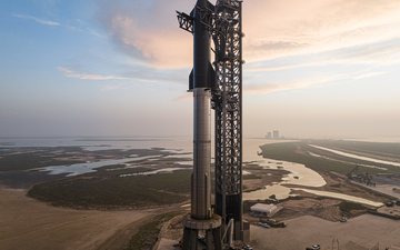 Ao todo o foguete tem 120 metros de altura e mais potência que qualquer nave já construída - SpaceX