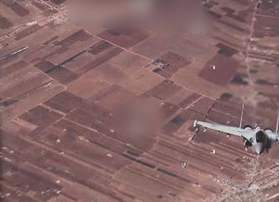 Vídeo revela mostra a liberação de flares, forçando manobras evasivas dos drones - USAF