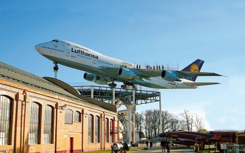 Boeing 747 está exposto sobre um suporte elevado e visitantes podem caminhar pela asa - Technik Museum Speyer