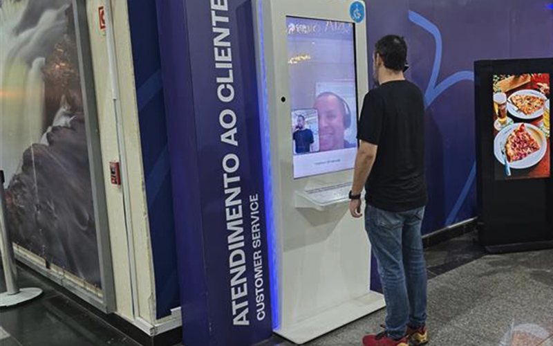Tecnologia pioneira no setor aeroportuário brasileiro garante atendimento em três idiomas - Motiva Aeroportos