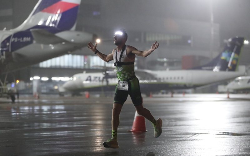 Os participantes viraram o mês de novembro para dezembro em uma corrida na pista de pousos e decolagens do aeroporto - CCR Aeroportos