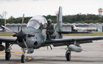 FAB treina defesa aérea com caças e sistemas antiaéreos no Galeão - Força Aérea Brasileira