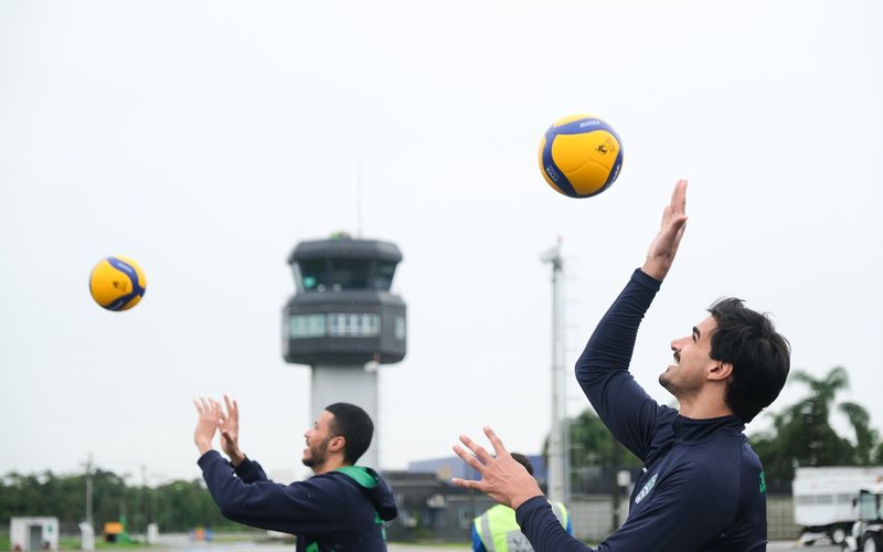 Aeroporto de Joinville recebeu treino simbólico do Joinville Vôlei em ação que aproximou atletas, passageiros e comunidade local - Motiva Aeroportos