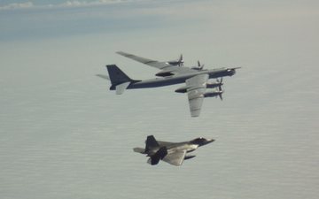 Imagem Caçador e predador: os encontros do F-22 e Tu-95 se tornam rotina no Alasca