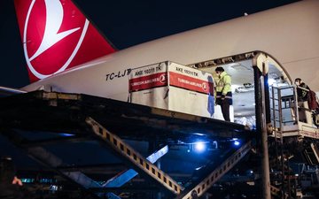 Imagem Estátua de 1.700 anos retorna para Turquia em um 777F