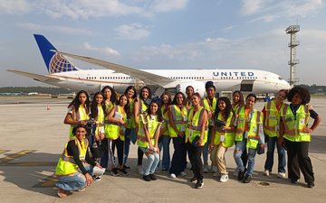 Meninas de 14 e 18 anos acompanharam operações da companhia aéreas dos EUA - Divulgação