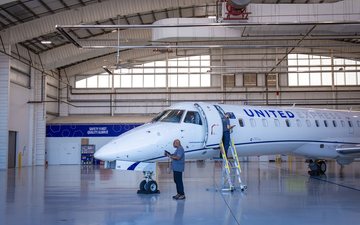 Contrato inclui serviços de manutenção para jatos ERJ145 e marca o início das operações da Embraer em Fort Worth, com aumento de 53% na capacidade de atendimento nos EUA até 2027 - Embraer