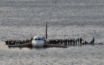 Ocupantes do voo US1549 sobre as asas do A320 nas geladas águas do Hudson - NTSB