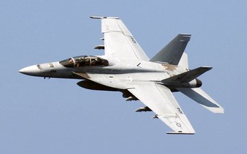 O relatório destaca a nova configuração de armamento dos caças F/A-18E/F, aumentando sua capacidade de combate aéreo - US Navy