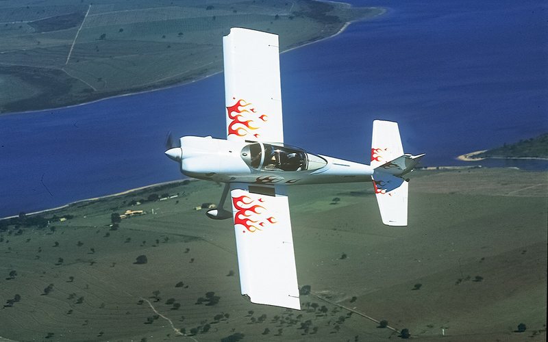 A boa harmonia de comandos do RV-8A é um convite para executar manobras acrobáticas com grande suavidade - Marcio Jumpei