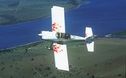 A boa harmonia de comandos do RV-8A é um convite para executar manobras acrobáticas com grande suavidade - Marcio Jumpei