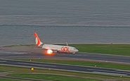 Momento que o 737-800 (PR-GXH) apresenta falha no motor durante a aceleração para decolagem - Reprodução: AviationTV