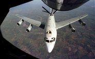 WC-135R foi entregue ano passado aos militares e realiza primeira série de operações internacionais, sendo apoiando por um KC-10 reabastecedor - USAF