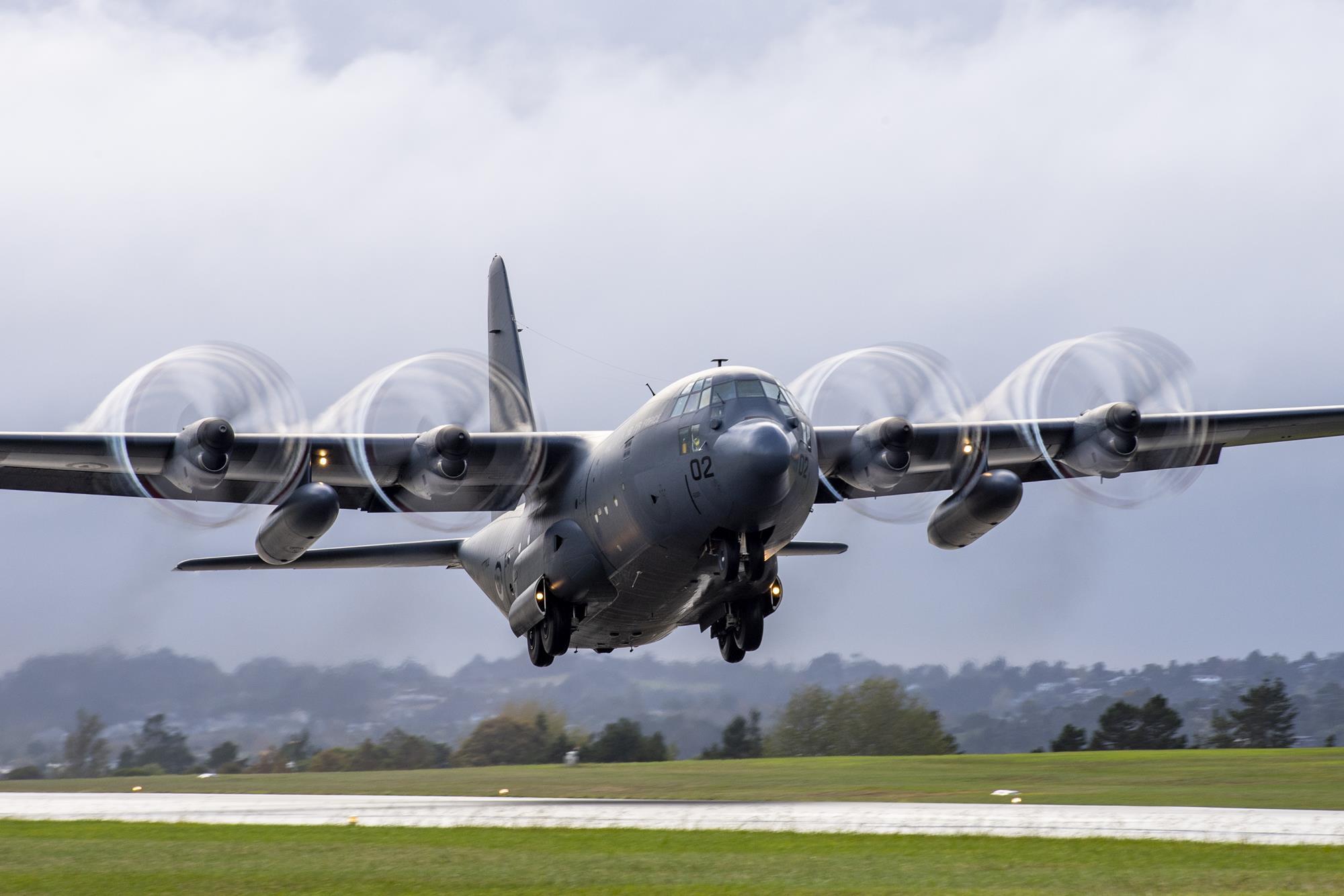 Defesa em Foco no LinkedIn: Embraer C-390 vence Hercules C-130J na