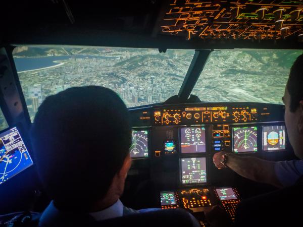 Pilotos no simulador do A330