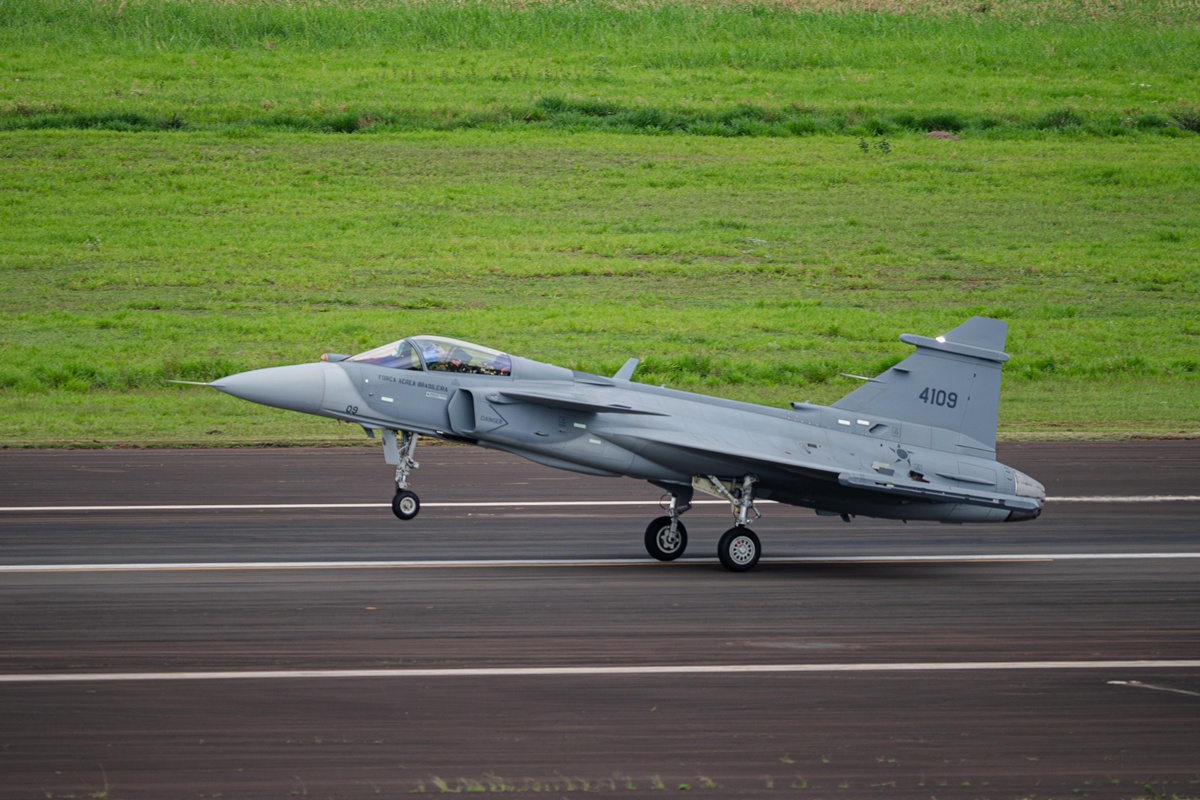 Primeiro caça Gripen E produzido no Brasil realiza voo inaugural