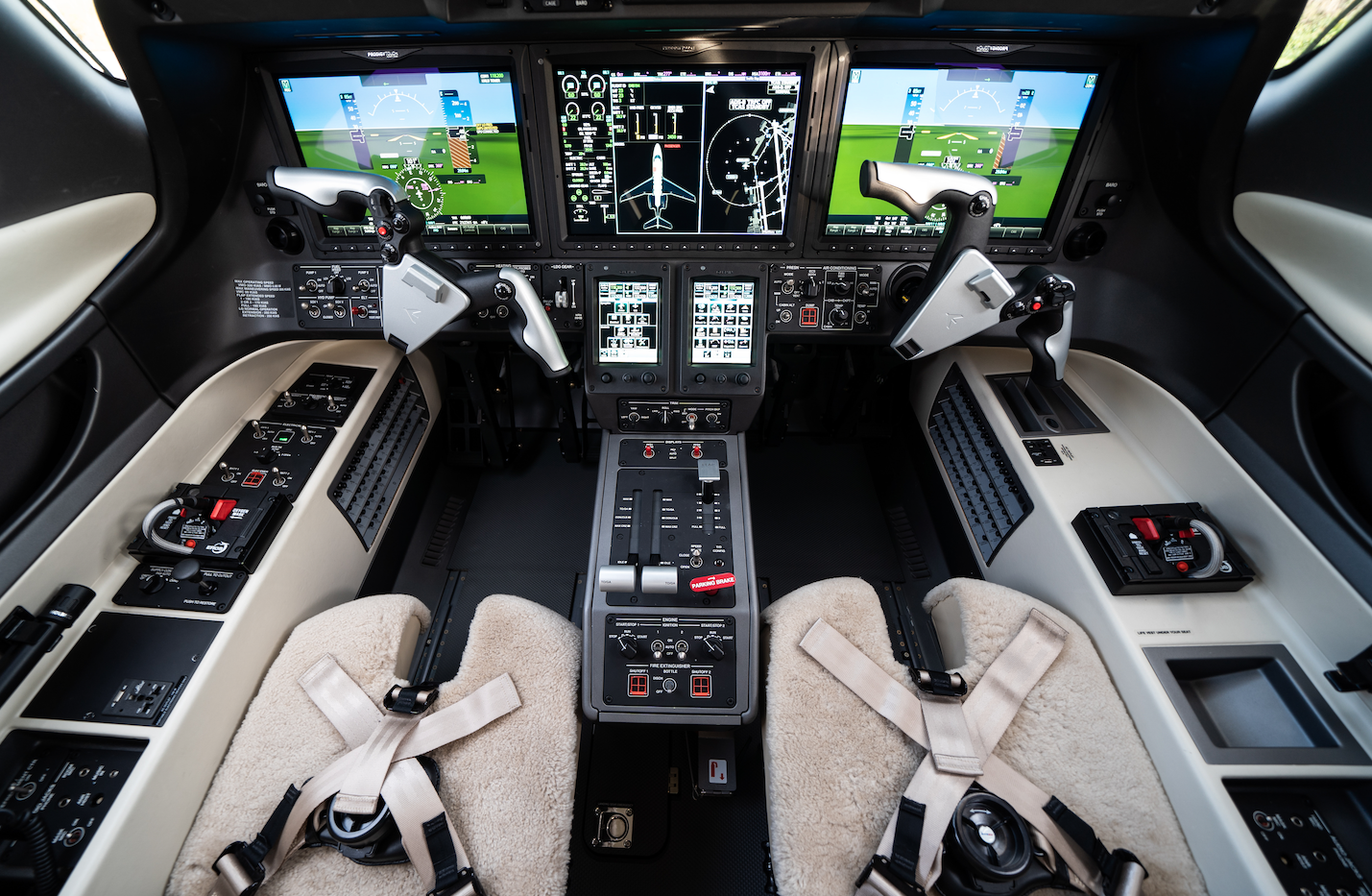 Cockpit Phenom 300E